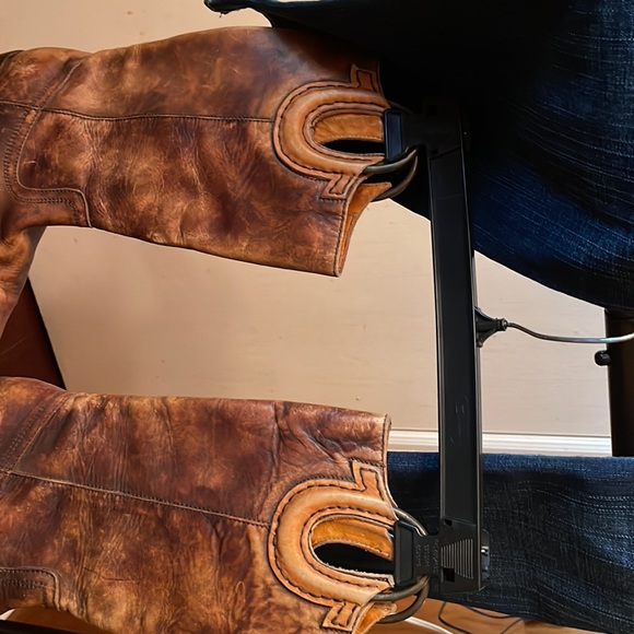 True Religion women boot true size 7 medium. Real leather and fits like a glove. - Picture 2 of 8